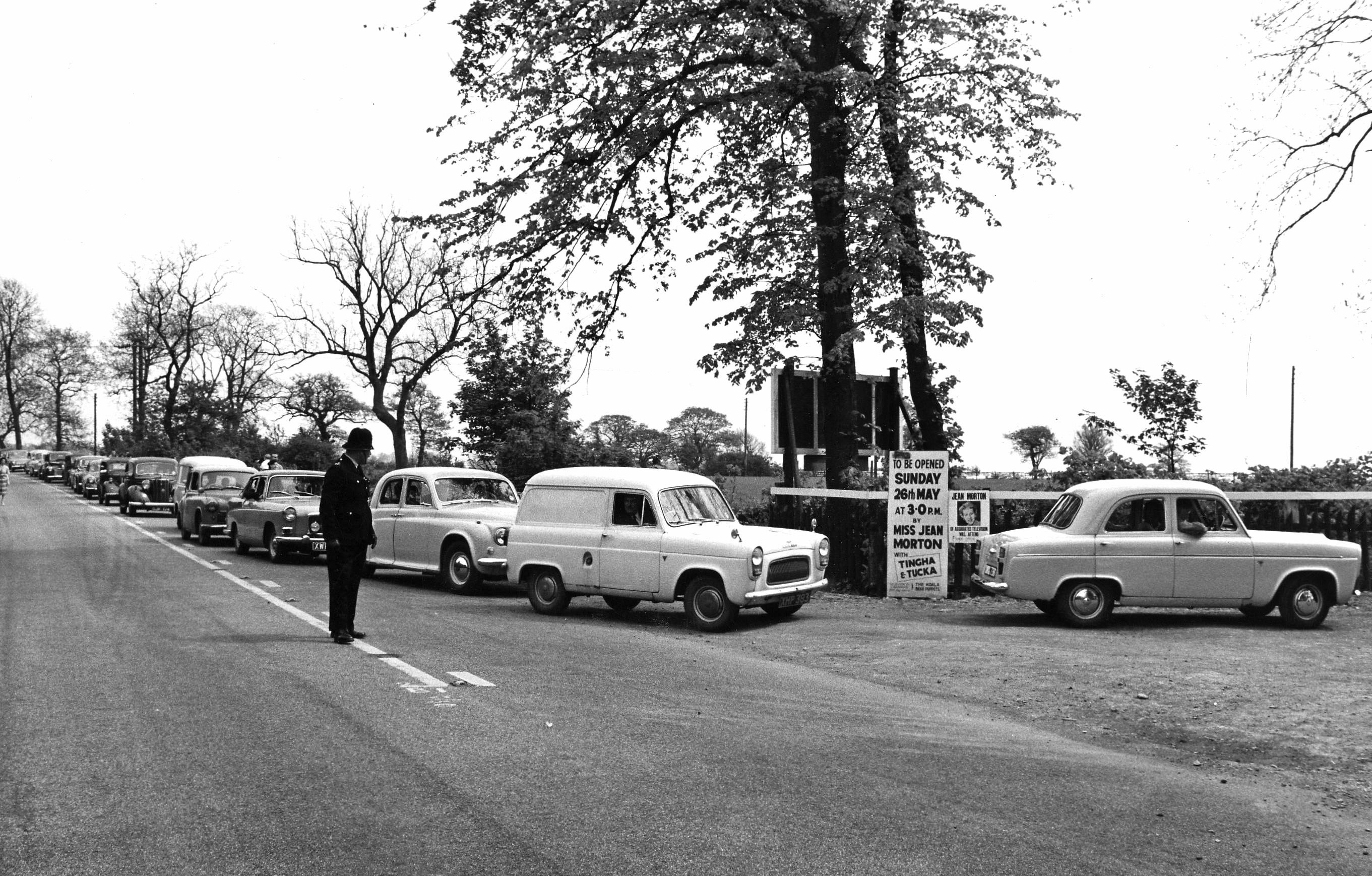 Opening day queue at Twycross Zoo - Sunday 26 May 1963