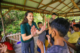 Dr Rebecca Biddle Interacts With Children At Anak Sebangau 'Children Of Sebangau'. The Twycross Zoo Team Supported BNF In The Delivery Of Workshops Promoting Sustainable Livelihoods, Including The Impacts Of Deforestation On Gibbons By BNF
